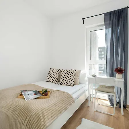Bright In With Parking, Balcony And Desk By Renters 公寓
