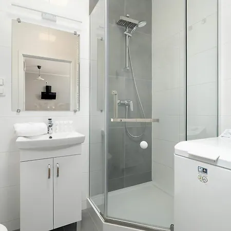Lägenhet Bright In With Parking, Balcony And Desk By Renters *