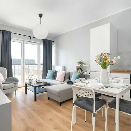 Bright In With Parking, Balcony And Desk By Renters 公寓