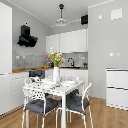 Bright In With Parking, Balcony And Desk By Renters 公寓 *
